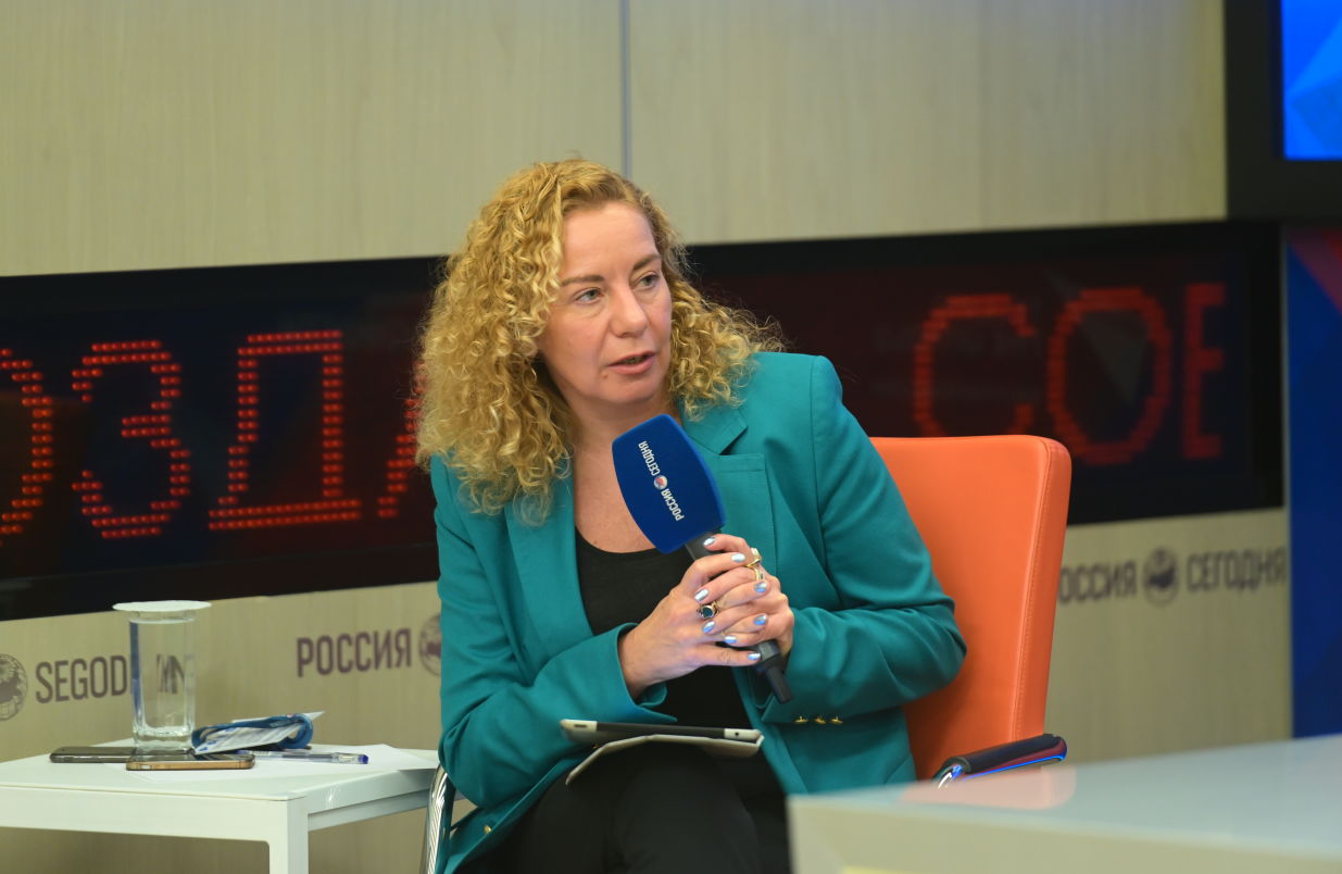 Moderator Oksana Buryak during a press conference on new projects of the Russian BRICS Chairmanship at the International Multimedia Press Centre of Rossiya Segodnya International News Agency in Moscow